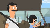 Bob's Burgers – Bob (l.) erlaubt Tina (r.), mit seinem Auto zu fahren. Als sie dann einen Unfall baut, machen sie Bekanntschaft mit einem schmierigen Versicherungsvertreter ...