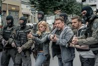 Der gute Bulle - Friss oder stirb – Bei einer Großrazzia rücken Fredo Schulz (Armin Rohde, vorne 3.v.r.), Milan Filipovic (Edin Hasanovic, vorne 2.v.r.) und Lola Karras (Nele Kiper, vorne 3.v.l.) mit dem SEK vor.