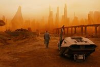 Blade Runner 2049 – Blade Runner 2049 Apokalyptische Stadtlandschaft: Ryan Gosling als ‘K’. Copyright: SRF/2017 Alcon Entertainment, LLC. All Rights Reserved
