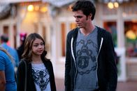 Modern Family – Haley (Sarah Hyland) trifft in Disneyland zufällig auf Dylan (Reid Ewing), der seinen Job auf der Ranch verloren hat und seit kurzem wieder in der Stadt ist.