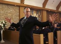 Scrubs - Die Anfänger – J.D. malt sich aus, wie seine Trauerfeier sein könnte: Dr. Cox (John C. McGinley) ...