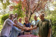 Mein leckerer Garten – v.r.n.l.) stoßen mit Jessica Schönfeld, Irmgard Feuerbach, Jürgen Süß-Leonhardt, Jutta Braun und Jürgen Mees an