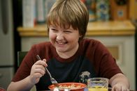 Two and a Half Men – Kann Jake (Angus T. Jones) seinen Vater überzeugen, auf ein Rockkonzert gehen zu dürfen?