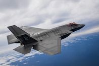 Geniale Technik – Der Super-Jet F35 ist ein modernes Kampfflugzeug, das hauptsächlich von der U.S. Army eingesetzt wird. Es wartet mit zahlreichen Superlativen auf und sorgt im Kampf für Überlegenheit dem Feind gegenüber - sowohl zu Boden als auch in der Luft.; Die Doku porträtiert den technisch einmaligen Jet und blickt auf die neuartigen Möglichkeiten im Kampf, die seine Hightech-Ausrüstung bietet.