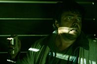 Saw III – Nach einer Schicht im Krankenhaus wird Lynn gekidnappt und in ein verlassenes Lagerhaus gebracht. Dort findet sie Jigsaw, im Sterben liegend. Ihre Aufgabe ist es, den Sadisten so lange am Leben zu halten, bis Jeff (Angus MacFayden) einen mörderischen Parcours durchlaufen hat ...