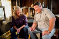 Young Sheldon – Brenda Sparks (Melissa Peterman, l.); George Cooper sen. (Lance Barber, r.)