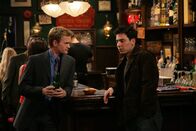 How I Met Your Mother – Während einem gemeinsamen Bar Besuch mit seinem Freund Barney (Neil Patrick Harris, l.) lernt Ted (Josh Radnor, r.) die Fernsehreporterin Robin kennen und ist sofort von ihr angetan ...