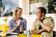 Hubert ohne Staller – Hubert (Christian Tramitz, r.) ist an Barbaras (Monika Gruber, l.) Meinung interessiert.