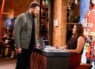 The Great Indoors – Jack Gordon (Joel McHale, l.); Esther (Deborah Baker jr., r.)