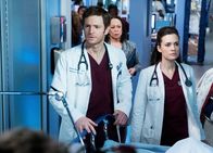 Chicago Med – Chicago Med Kaltfront - Cold Front Staffel 2, Episode 14 Sie versuchen sich einen Überblick über das Chaos zu verschaffen: Nick Gehlfuss als Dr. Will Halstead, Torrey DeVitto als Dr. Natalie Manning