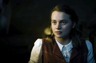 Der Passfälscher – Gerda (Luna Wedler) verliebt sich in Cioma, doch ihre Liebe wird auf die Probe gestellt.