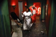 Community – Dieses Jahr werden Troy (Donald Glover, r.), Shirley (Yvette Nicole Brown, M.) und Annie (Alison Brie, l.) Halloween sicher nicht so schnell vergessen ...