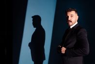 Edins Neo Night – Edin Hasanovic im Anzug für seine neue ZDFneo-Show "Edins Neo Night".