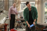 Two and a Half Men – Haben eine ganz besondere Freundschaft: Alan (Jon Cryer, l.) und Walden (Ashton Kutcher, r.) ...