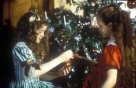 Heidi – Verbringen gemeinsam das Weihnachtsfest: Heidi (Noley Thornton) mit ihrer gelähmten Freundin Klara (Lexi Randall, l.)
