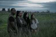 Twisted Metal – Um sich auf den Wettkampf vorzubereiten, müssen sich John (Anthony Mackie, l.), Dollface (Tiana Okoye, 2.v.l.), Quiet (Stephanie Beatriz, 2.v.r.) und Mayhem (Saylor Bell Curda, r.) mit passender Ausrüstung ausstatten, um ihre Chancen auf den Sieg zu erhöhen.