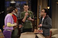The Big Bang Theory – Leonard (Johnny Galecki, r.), Sheldon (Jim Parsons, 2.v.r.), Rajesh (Kunal Nayyar, 2.v.l.) und Howard (Simon Helberg, l.) erstehen auf dem Flohmarkt eine Kiste, in der sich neben viel Schrott noch etwas anderes befindet: Gollums Ring, das Original-Requisit des Films "Der Herr der Ringe". Es entbrennt ein heftiger Streit darum, wem der Ring gehört ...