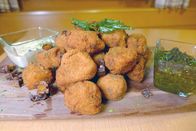 Zu Tisch ... – Jacqueline Oeler hat mit einer Freundin eine neue Kreation ausprobiert: Frittierte Kartoffelkroketten mit Dörrbirnen, dazu gibt es Brennesselpesto
