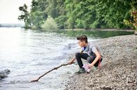 WaPo Bodensee – Neles Sohn Niklas (Noah Calvin) fischt Geldscheine aus dem Bodensee.