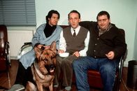 Kommissar Rex – Kommissar Richie Moser (Tobias Moretti, li.) - etwas angeschlagen nach einer Grippe - Ernst Stockinger (Karl Markovics, mi.), Rex und Peter Höllerer (Wolf Bachofner, re.) analysieren in Mosers Wohnzimmer ein Tatortvideo.