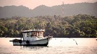 Verrückt nach Meer – Ein Motorboot auf dem Rio Dulce in Guatemala. Weiteres Bildmaterial finden Sie unter www.br-foto.de