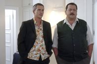 Die Rosenheim-Cops – Die bayerischen Kommissare Hofer (Joseph Hannesschläger, re.) und Satori (Markus Böker) stehen vor einem Rätsel.