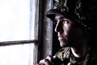 Hitlers letzter Widerstand – REENACTMENT - Oberstleutnant Robert Cole (Zachery Fiorido) beobachtet, wie seine Truppen ihren Gefechtsstand während eines deutschen Gegenangriffs verteidigen. (Bildnachweis: Holdout II Productions Inc./Liam Herring)