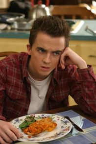 Malcolm mittendrin – Malcolm (Frankie Muniz) ist sauer auf seine Mutter, die dafür gesorgt hat, dass er gemeinsam mit ihr die nächsten zwei Wochen die Nachtschicht im Lucky Aide übernimmt ...