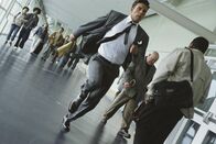 Paycheck - Die Abrechnung – Jennings (Ben Affleck) ist auf Flucht mit einem wertvollen Kuvert.