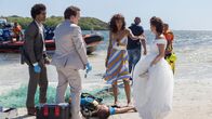 Deadly Tropics – Wegen eines Mordfalls am Strand werden die Polizisten Mélissa Sainte-Rose (Sonia Rolland, 3.v.l.), Aurélien Charlery (Julien Béramis, l.) und Philippe Dorian (Valentin Papoudof, 2.v.l.) während ihrer Freizeit zum Tatort beordert. Auch Gaëlle Crivelli (Béatrice de la Boulaye, r.) erscheint am Ort des Verbrechens, obwohl sie offensichtlich etwas anderes zu tun hatte.