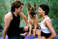 Kommissar Rex – Kommissar Richie Moser (Tobias Moretti) und die Polizeibeamtin Elisabeth Böhm (Sabine Petzl) kommen sich bei ihrem Auftrag in der Au ein bisschen näher. Rex verhindert jeden flirt.