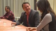 Ein perfekter Mord – Richard attempts to pick-up a woman at a bar.