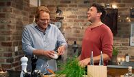 Lecker Weihnachten – Sternekoch Björn Freitag (l) mit Bäckermeister Hannes Weber zeigen Rezepte für ein perfektes Weihnachtsmenü.