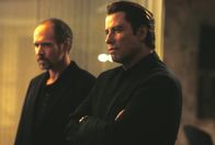The Punisher – Das Leben von Frank Castle ist zu Ende. Gangster haben im Auftrag von Unterweltboss Howard Saint (John Travolta, r.) seine Familie umbringen lassen. Jetzt sinnt der Ex-FBI-Agent auf Rache ...