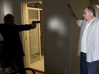 Mankells Wallander – ARD MANKELLS WALLANDER - BILDERRÄTSEL, "fotografen" Uhr im ERSTEN. Linda Wallander (Johanna Sällström, links) bedroht versehentlich einen harmlosen Hoteldiener.