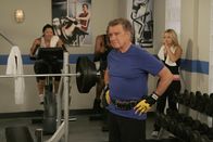How I Met Your Mother – Kann Regis Philbin (Regis Philbin, vorne) den Freunden auf der Suche nach dem Legendären Burger von New York behilflich sein?; Kann Regis Philbin (Regis Philbin, vorne) den Freunden auf der Suche nach dem Legendären Burger von New York behilflich sein?