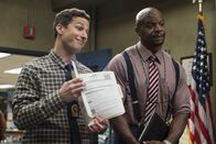 Brooklyn Nine-Nine – Jake Peralta (Andy Samberg, l.); Terry Jeffords (Terry Crews, r.)