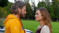 Die Bergretter – Markus (Sebastian Ströbel) und Nina (Josephin Busch) vereint die Liebe zum Klettern. Nicht nur Ninas Pläne, den Himalaya zu bereisen, faszinieren Markus.