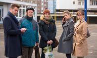 Frau Müller muss weg – Im Klassenzimmer einer Schule entbrennt ein Kampf um die schulische Zukunft ihrer Kinder: Jessica Hövel (Anke Engelke, 2.v.r.), Wolf Heider (Justus Von Dohnanyi, 2.v.l.), Katja Grabowski (Alwara Höfels, M.), sowie Patrick (Ken Duken, l.) und Marina Jeskow (Mina Tander, r.) ...