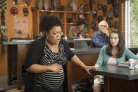 Community – Mitten in den Vorbereitungen zum Anthropologietest setzen bei Shirley (Yvette Nicole Brown) die Wehen ein ...