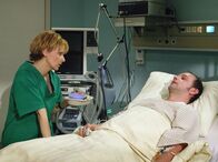 In aller Freundschaft – MDR Fernsehen IN ALLER FREUNDSCHAFT FOLGE 268, "Durch den Wind" Uhr. Dr. Kathrin Globisch (Andrea Kathrin Loewig) versucht den Workaholic Norbert Keil (Martin Ontrop) zu weiteren Untersuchungen zu¸ berreden.