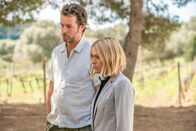 The Mallorca Files – Max (Julian Looman) und Miranda (Elen Rhys) suchen auf dem Weingut nach Spuren.