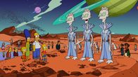 Die Simpsons – Durch ein schwarzes Loch gelangt ganz Springfield samt Lisa (vorne l.), Marge (vorne 2.v.l.), Homer (vorne 3.v.l.) und Bart (vorne 4.v.l.) in ein Paralleluniversum - wo die neu Angekommenen glücklich von Aliens begrüßt werden ...