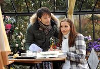 Sturm der Liebe – ARD STURM DER LIEBE FOLGE 1284 Uhr im ERSTEN. Robert (Lorenzo Patané, l.) bietet Eva (Uta Kargel, r.) an, sich um die Vertragsverhandlungen für ihr Buch zu kümmern.