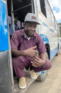 Wilde Wege – Busfahrer Adamu Matotora am Busbahnhof von Bagamoyo