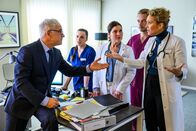 Bettys Diagnose – Von links: Prof. Dr. Alexander von Arnstett (Florian Fitz), Sofia Abbas (Kiara Brunken), Dr. Nadira Abbas (Yasmina Djaballah), Lukas Hilpert (Niklas Löffler), Dr. Helena von Arnstett (Claudia Hiersche)