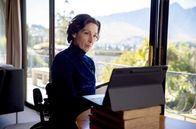 One Lane Bridge – Stephens Frau Lois Tremaine (Alison Bruce) verfolgt ihre eigenen Interessen.