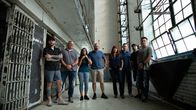 Ghost Hunters – L-R: Steve Gonsalves, Les Martin, Shari DeBenedetti, Jason Hawes, Amy Bruni, Adam Berry, Dave Tango und Dustin Pari.