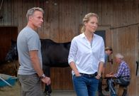 Frühling – Die verbitterte Luisa Gossner (Tessa Mittelstaedt) will sich nicht mit Mark Weber (Marco Girnth) unterhalten.