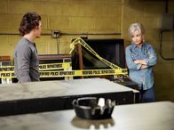 Young Sheldon – Georgie Cooper (Montana Jordan, l.); Connie "Meemaw" Tucker (Annie Potts, r.)